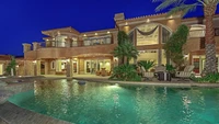 Area luarnya juga tak kalah indah, dengan kolam renang, spa, dapur luar ruangan, dan dua wisma tamu.  Foto: Luxury Homes of Las Vegas via New York Post