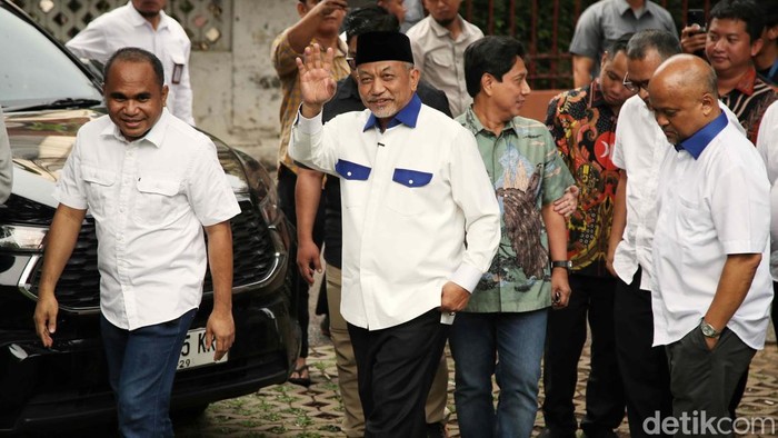 Santai! Begini Suasana Pertemuan Anies Baswedan dan Syaikhu-Ilham Habibie Calon gubernur dan wakil gubernur Jawa Barat, Ahmad Syaikhu dan Ilham Habibie, bertemu dengan mantan gubernur DKI Jakarta Anies Baswedan. Begini suasananya.