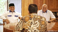 Pertemuan itu berlangsung santai dan penuh kekeluargaan. 