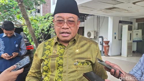 Sekda NTB Lalu Gita Ariadi saat diwawancarai di Kantor Gubernur NTB, Kamis (14/11/2024). (Nathea Citra/detikBali)