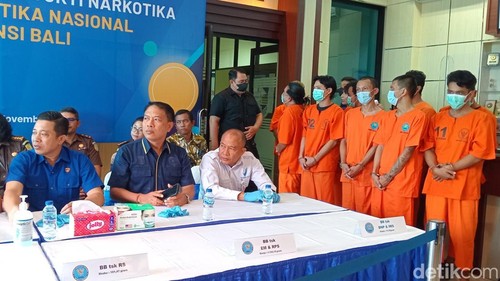 Sembilan tersangka pengedar narkoba jenis ganja dan sabu jaringan Medan-Denpasar setelah diamankan di kantor BNNP Bali, Kamis (14/11/2024). (Foto: Aryo Mahendro/detikBali)