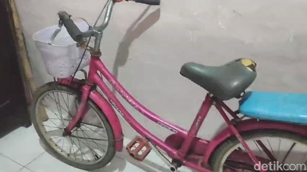Sepeda angin pink, teman perjalanan NCA bocah MI yang tewas di kebun kosong.