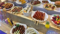 Selain itu, SIAL Interfood 2024 juga cocok buat kamu yang mencari kemasan atau tusukan makanan. Beragam pilihan tusukan ini ditawarkan oleh Karunia INdo Sentosa. Foto: detikFood