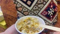 Gerai kuliner Turki itu membagikan sajian manti, dumpling khas Turki yang di dalamnya diberikan isian daging cincang. Untuk penyajiannya disiram dengan yogurt garlic. Foto: detikFood