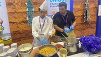 Pameran SIAL Interfood 2024 juga dimeriahkan dengan beragam cooking demo dari chef profesional. Salah satunya dapat dilihat di gerai kuliner Turki. Foto: detikFood