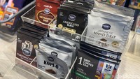 Tersedia juga booth kopi asal Bandung, yaitu Herma Coffee. Mereka menawarkan berbagai jenis produk kopi kemasan, seperti kopi Turki, kopi Vietnam, hingga Americano. Tersedia juga paket per boks seharga Rp 95.000. Foto: detikFood/Yenny Mustika Sari
