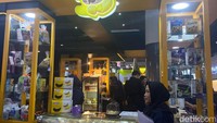 Brand merek Pondan juga turut meramaikan pameran SIAL Interfood 2024 itu. Salah satu produk yang dapat dibeli dari Pondan adalah Banana Soft Cake. Foto: detikFood/Yenny Mustika Sari