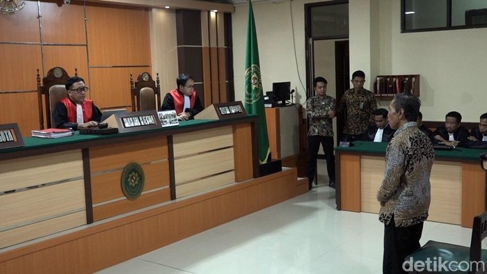 Sidang Kades Sugihwaras, Warsito di PN Polewali.