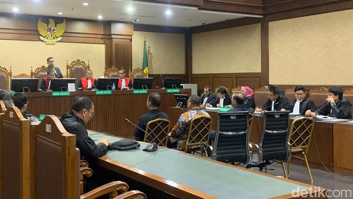 Sidang kasus korupsi terkait Pengadaan Truk Pengangkut Personel dan Rescue Carrier Vehicle tahun 2014 pada Badan SAR Nasional (Basarnas).