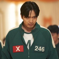 Tak ketinggalan, ada Lee Jin Wook sebagai peserta permainan hidup baru di Squid Game 2. Penampilannya sempat menuai kontroversi karena tersandung skandal pelecehan seksual pada tahun 2016. Foto: dok. Netflix