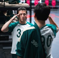 Kang Ha Neul tampil manglingi dengan rambut gondrong di Squid Game 2. Karakternya belum diungkapkan ke publik, meningkatkan rasa penasaran penggemar. Foto: dok. Netflix