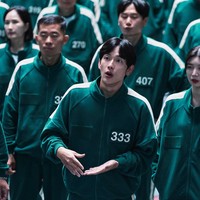 Im Siwan dikisahkan sebagai peserta permainan bertahan hidup dengan nomor urut 333. Karakternya, Myung Gi adalah YouTuber yang membuat konten seputar kripto. Dia menyebabkan kerugian bagi subscribers-nya karena salah berinvestasi. Foto: dok. Netflix