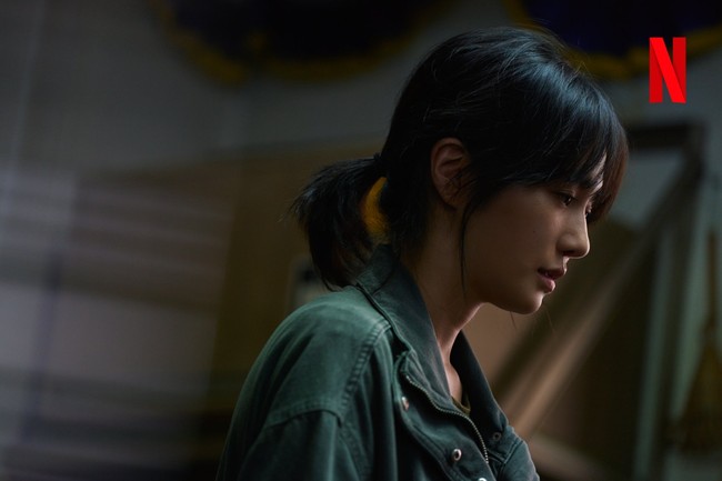 Bertabur bintang, drama Korea Squid Game 2 juga menampilkan Park Gyu Young. Dalam foto yang dirilis Netflix, sang aktris tidak memakai track suit hijau, bikin penggemar penasaran dengan karakternya. Foto: dok. Netflix