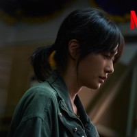 Bertabur bintang, drama Korea Squid Game 2 juga menampilkan Park Gyu Young. Dalam foto yang dirilis Netflix, sang aktris tidak memakai track suit hijau, bikin penggemar penasaran dengan karakternya. Foto: dok. Netflix