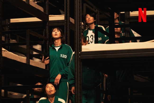 Penampilan Park Sung Hoon nyaris tak dikenali. Sang aktor tampil feminin, memakai wig bob, kukunya juga dipoles kuteks hitam. Foto: dok. Netflix