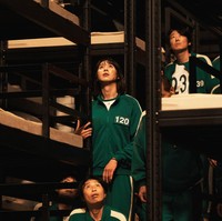 Penampilan Park Sung Hoon nyaris tak dikenali. Sang aktor tampil feminin, memakai wig bob, kukunya juga dipoles kuteks hitam. Foto: dok. Netflix