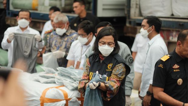 Menteri Keuangan Sri Mulyani Indrawati mengungkap dalam sebulan telah melakukan ribuan penindakan terhadap penyelundupan barang impor ilegal. Ribuan penindakan itu telah merugikan negara senilai kurang lebih ratusan miliar.