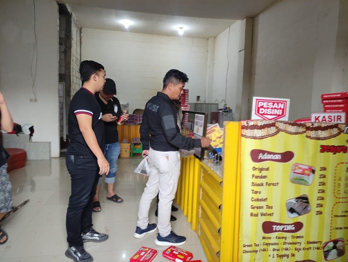 Polisi melakukan olah TKP suami bacok istri di Perum Asrikaton Pakis, Malang