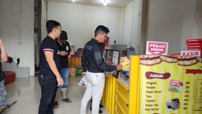 Polisi melakukan olah TKP suami bacok istri di Perum Asrikaton Pakis, Malang