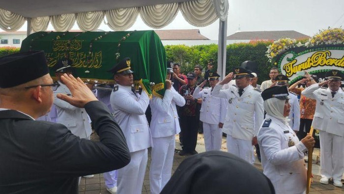 Suasana pelepasan jenazah Bupati Kepulauan Seribu Junaedi dari rumah duka menuju pemakaman keluarga di Masjid Al Hidayah Pondok Cina Kota Depok Jawa Barat pada Kamis (14/11/2024). ANTARA/HO-Pemkab Kepulauan Seribu