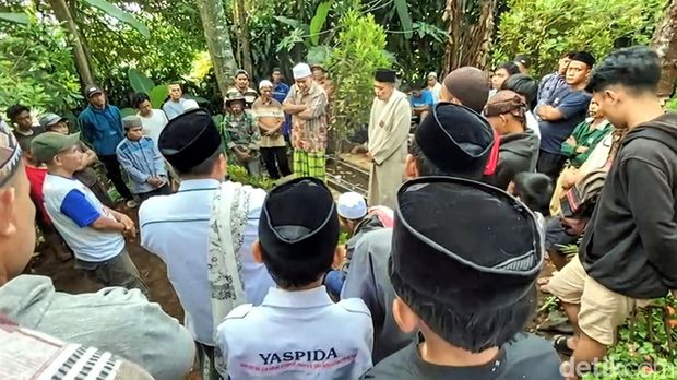 Suasana pemakaman santri yang tertimpa tembok di Sukabumi