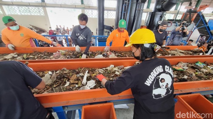 Suasana pengolahan sampah di TPST Modalan, Banguntapan, Bantul, Kamis (14/11/2024).