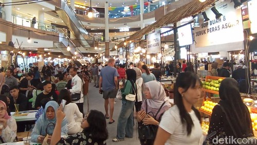Suasana ribuan pengunjung yang tengah berburu kuliner otentik Festival Tjap Legende di Lombok Epicentrum Mall, Mataram, Kamis (14/11/2024). (Nathea Citra/detikBali)