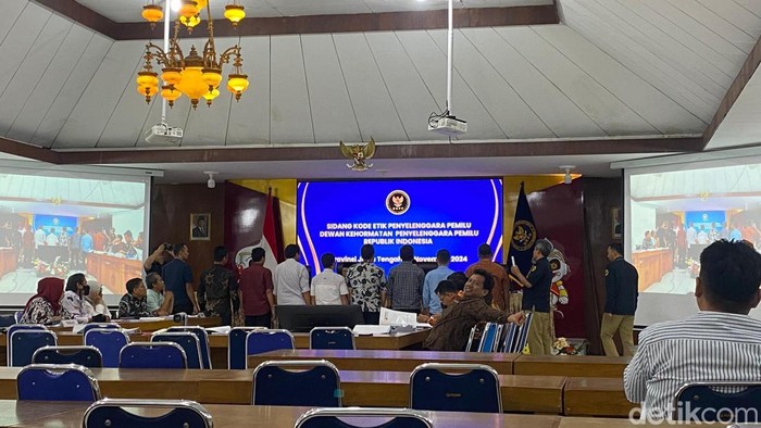 Suasana sidang kode etik penyelenggara Pemilu DKPP RI Provinsi Jateng, di Kantor KPU Jateng di Kecamatan Gajahmungkur, Kota Semarang, Kamis (14/11/2024).