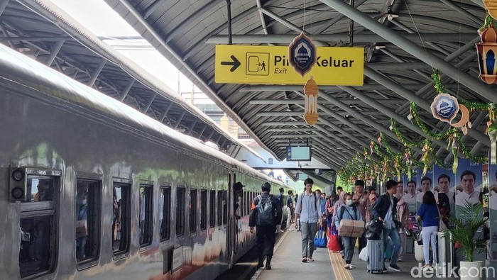 Suasana stasiun Gubeng, Surabaya.
