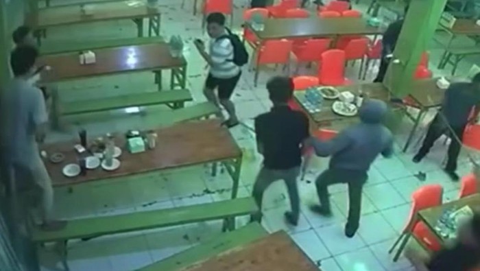 Tangkapan layar penyerangan warkop di Deli Tua. (dok. Istimewa)