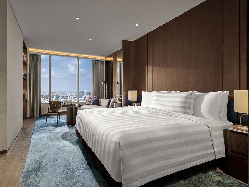 Tempat staycation di Jakarta dengan view city light terkeren.