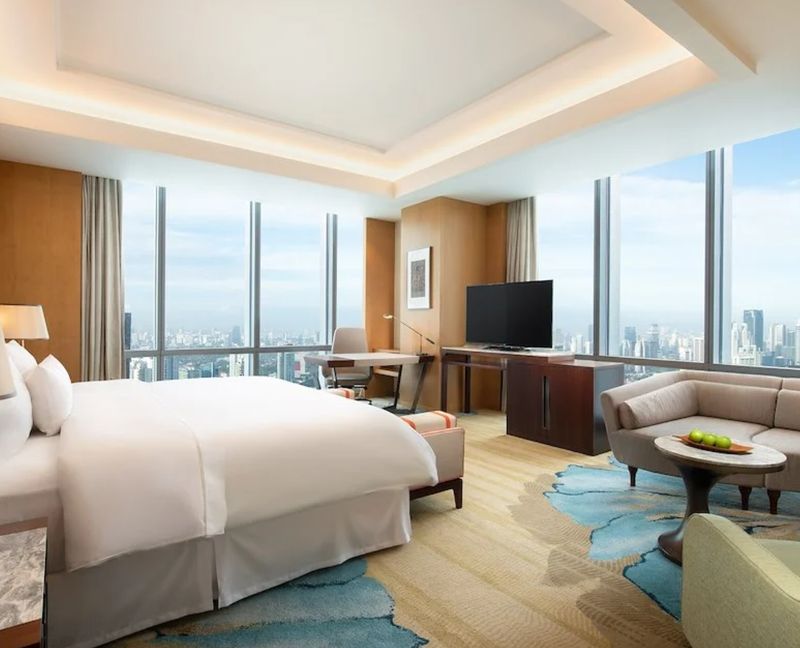 Tempat staycation di Jakarta dengan view city light terkeren.