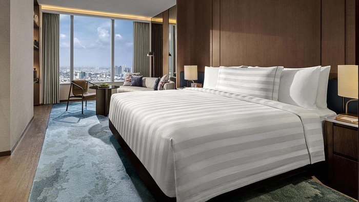 Tempat staycation di Jakarta dengan view city light terkeren.