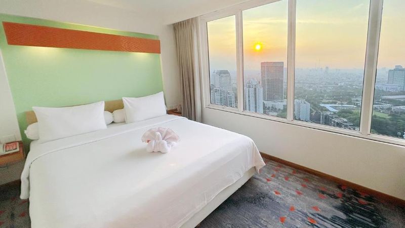 Tempat staycation di Jakarta dengan view city light terkeren.