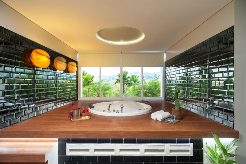Tempat staycation di Bandung dengan view city light terbaik.