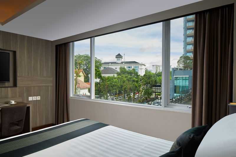 Tempat staycation di Bandung dengan view city light terbaik.