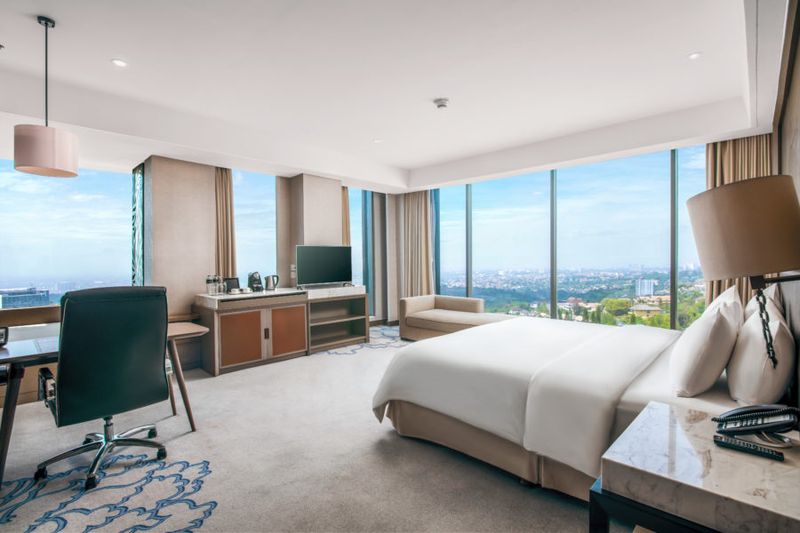Tempat staycation di Bandung dengan view city light terbaik.