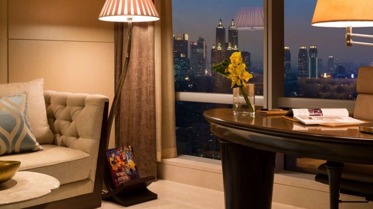 Tempat staycation di Jakarta dengan view city light terkeren.