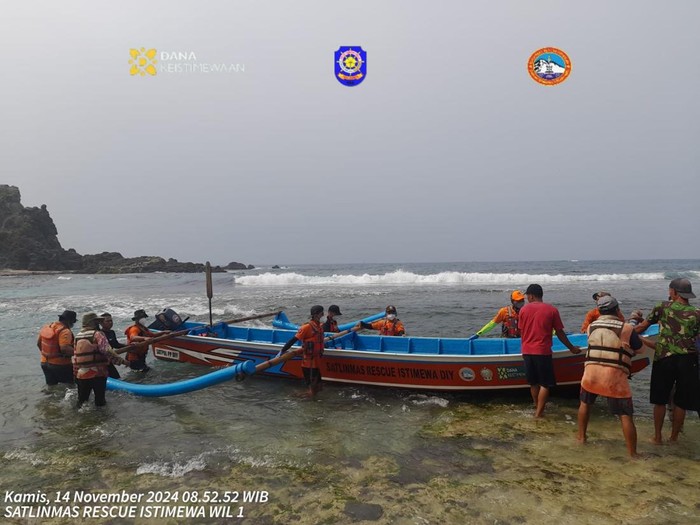 Tim SAR Gabungan Gunungkidul, DIY, mengevakuasi jenazah pemancing yang hilang terseret ombak, Kamis (14/11/2024).