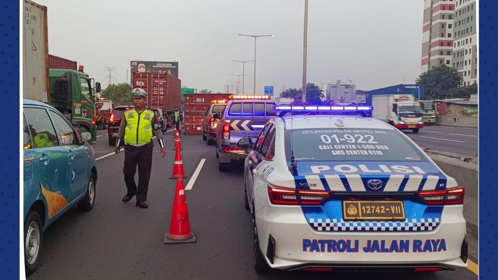 Truk Terguling di Tol Wiyoto Wiyono sempat Tutup 2 Lajur, Kini Dievakuasi
