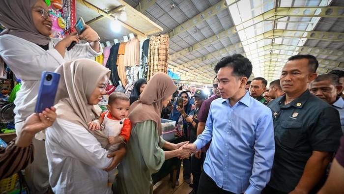 Wakil Presiden (Wapres) Gibran Rakabuming Raka blusukan ke Pasar Rakyat Butta Salewangang Maros (BSM) di Sulawesi Selatan (Sulsel) (Dok BPMI Setwapres).