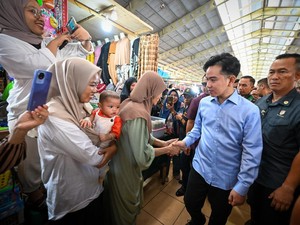 Gibran Blusukan ke Pasar Rakyat Butta Salewangang Maros di Sulsel