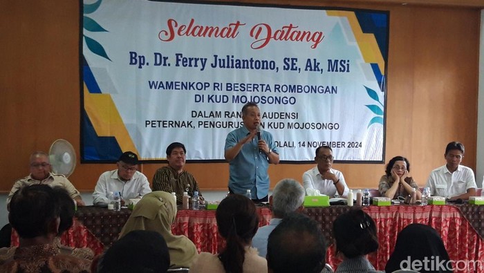 Wakil Menteri Koperasi Republik Indonesia, Ferry Juliantono, berdialog dengan pengurus KUD, pengepul dan peternak sapi perah di KUD Mojosongo, Boyolali, Kamis (14/11/2024).