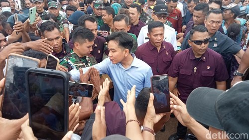 Wapres Gibran Rakabuming Raka mengunjungi pengungsi erupsi Gunung Lewotobi Laki-laki di Flores Timur, NTT, Kamis (14/11/2024).