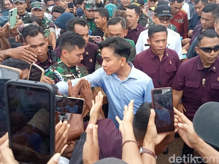 Wapres Gibran Rakabuming Raka mengunjungi pengungsi erupsi Gunung Lewotobi Laki-laki di Flores Timur, NTT, Kamis (14/11/2024).