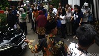 Warga yang ingin mengadu mengantre di depan gerbang Istana Wakil Presiden.