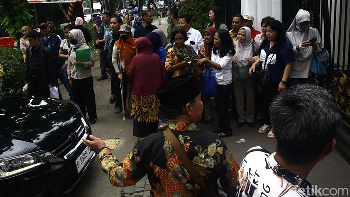 Warga berjubelan mengantre di depan gerbang Istana Wakil Presiden (Wapres), Jl Kebon Sirih, Jakarta, Kamis (14/11/2024). Antrean tersebut untuk melaporkan berbagai masalah. Wapres Gibran membuka aduan masyarakat langsung dalam program 'Lapor Mas Wapres'.