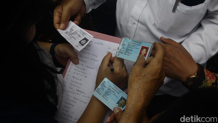 Warga berjubelan mengantre di depan gerbang Istana Wakil Presiden (Wapres), Jl Kebon Sirih, Jakarta, Kamis (14/11/2024). Antrean tersebut untuk melaporkan berbagai masalah. Wapres Gibran membuka aduan masyarakat langsung dalam program Lapor Mas Wapres.