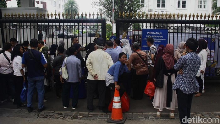 Warga Berdesakan untuk Lapor Mas Wapres Warga berjubelan mengantre di depan gerbang Istana Wakil Presiden (Wapres), Jl Kebon Sirih, Jakarta, Kamis (14/11/2024). Antrean tersebut untuk melaporkan berbagai masalah. Wapres Gibran membuka aduan masyarakat langsung dalam program 'Lapor Mas Wapres'.