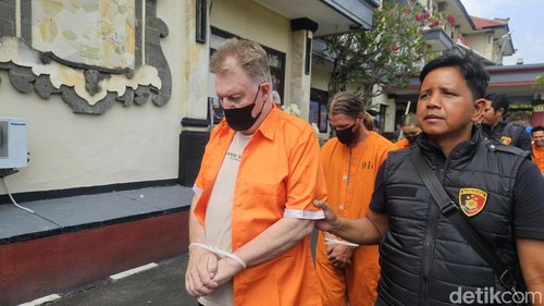 Warga negara (WN) Swiss berinisial JS saat digiring petugas di Polres Gianyar, Kamis (14/11/2024). (Foto: Putu Krista/detikBali)